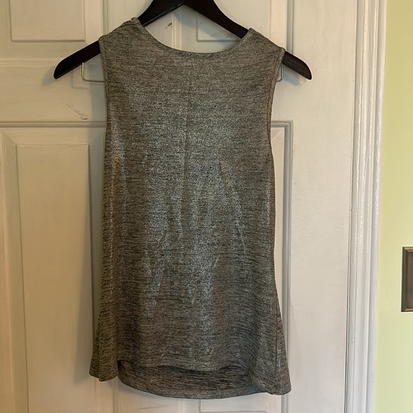 Shiny silver tank with twisted shoulders - Picture 3 of 3